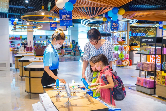 Kiếm cả trăm tỉ đồng nhờ bán đồ ăn, trà sữa, hàng miễn thuế...